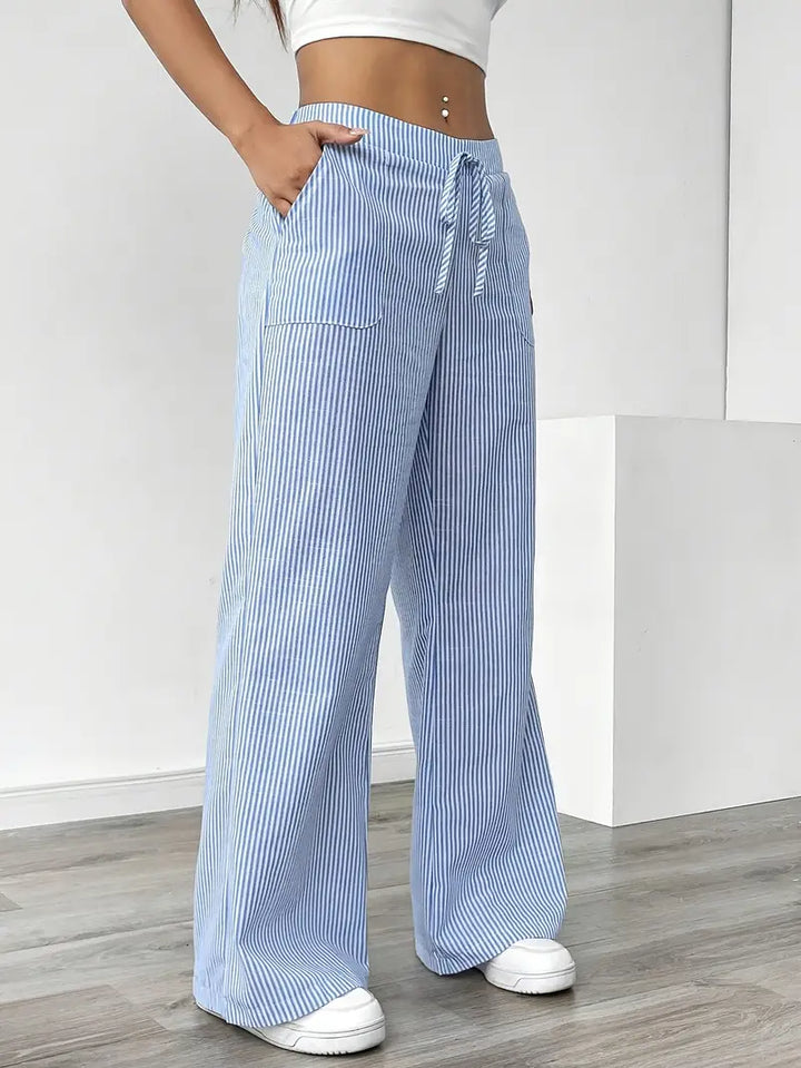 Pantalon large femme rayé, coupe fluide pour un été décontracté.