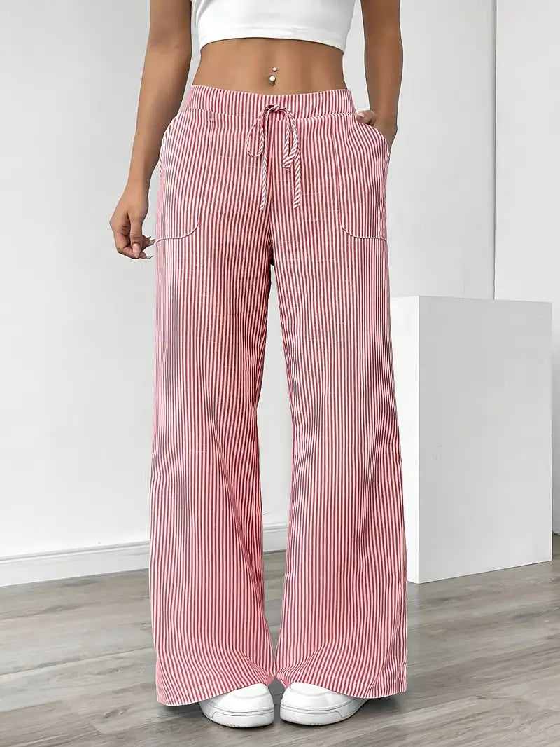 Pantalon femme fluide à rayures, idéal pour un look décontracté d'été.