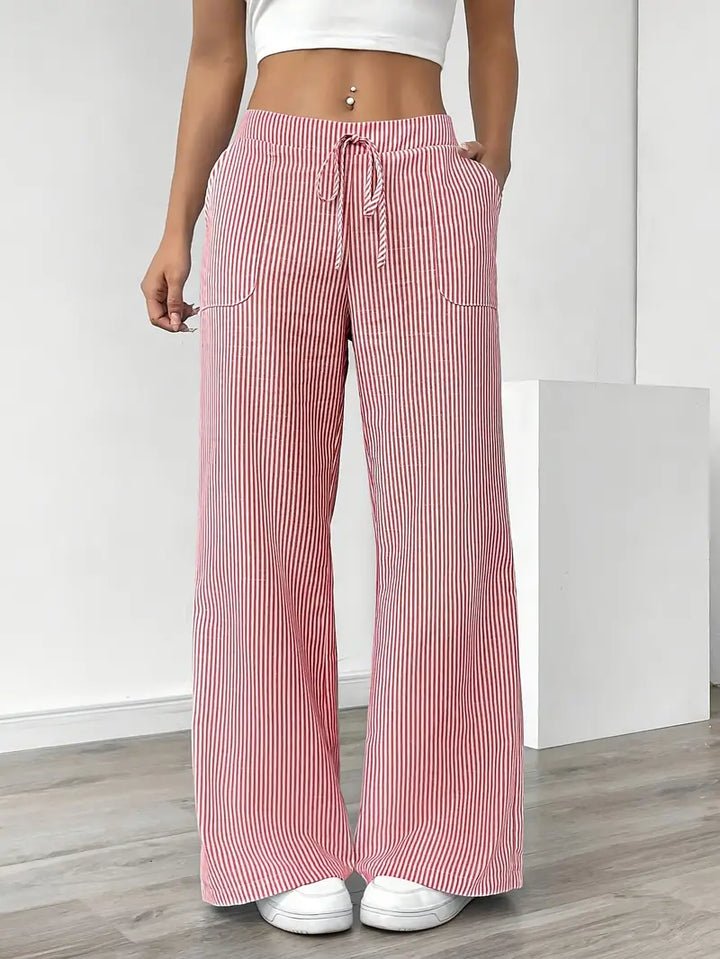 Pantalon femme fluide à rayures, idéal pour un look décontracté d'été.