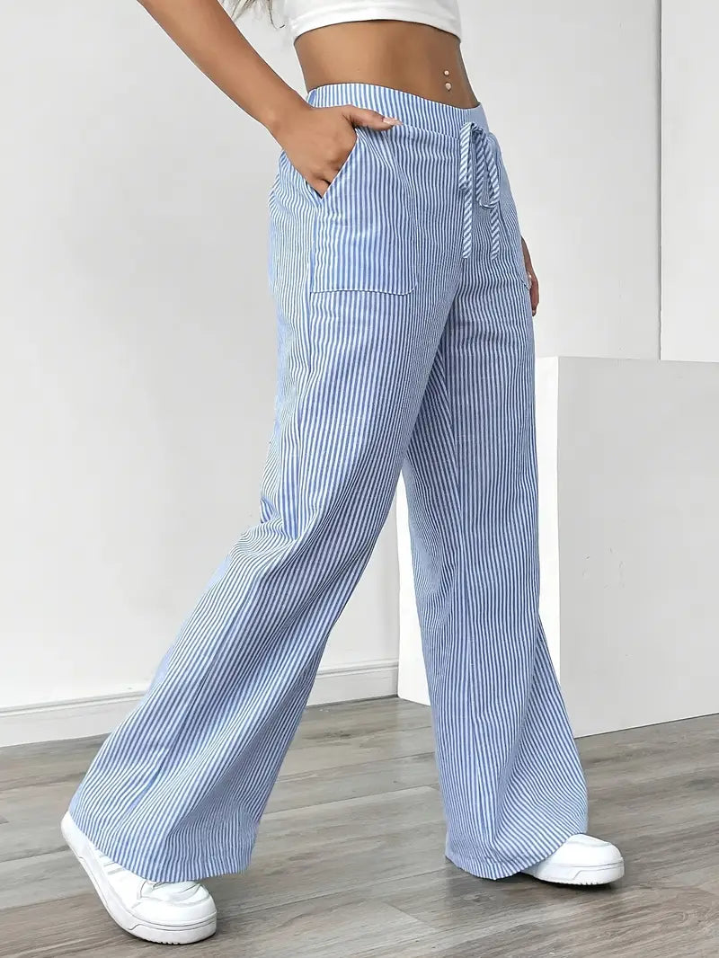 Pantalon femme rayé et fluide, idéal pour un confort estival.