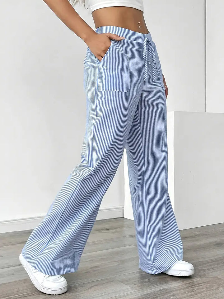 Pantalon femme rayé et fluide, idéal pour un confort estival.