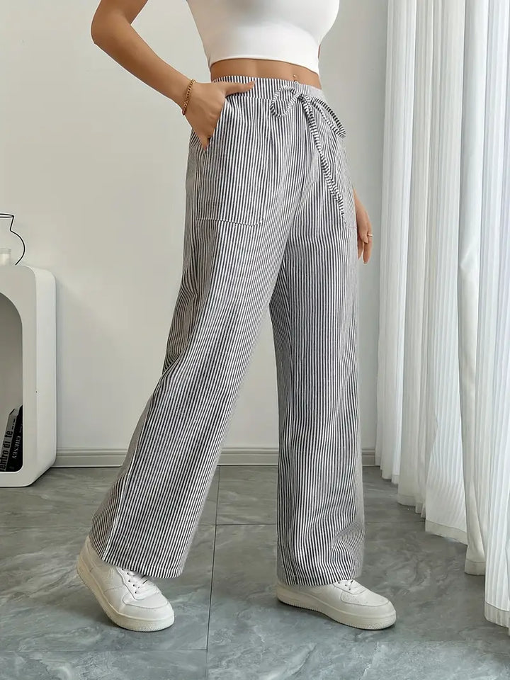 Pantalon femme décontracté, large, rayé et léger, avec poches.