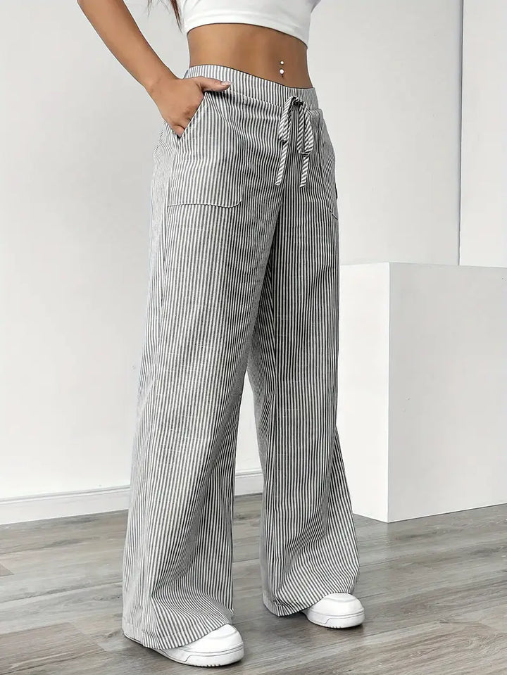Pantalon femme rayé, taille haute, coupe large et fluide pour l'été.
