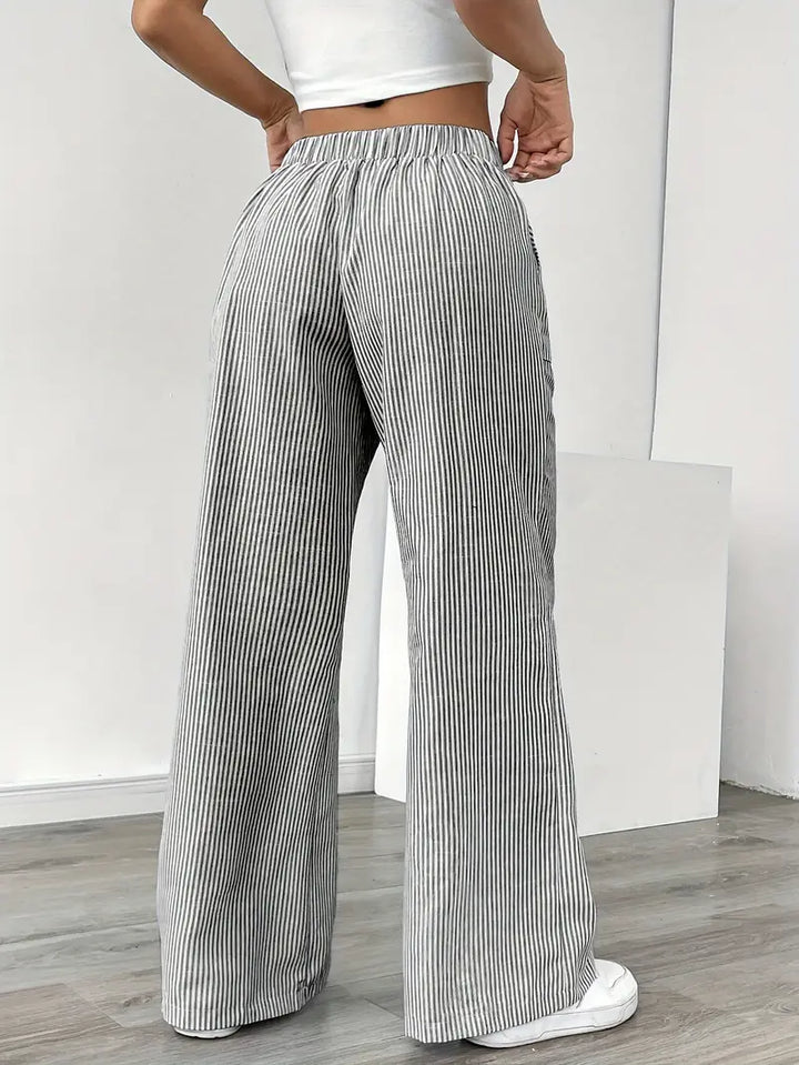 Pantalon femme rayé, taille haute, large et parfait pour les vacances.