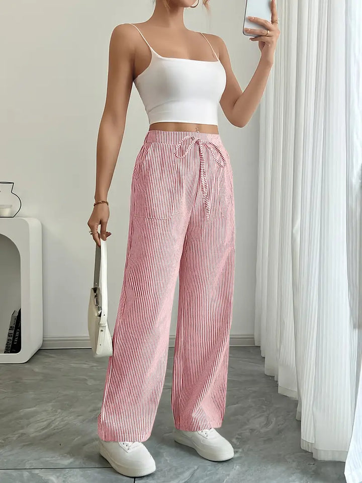 Chic et confortable : pantalon femme rayé large, léger pour les vacances.