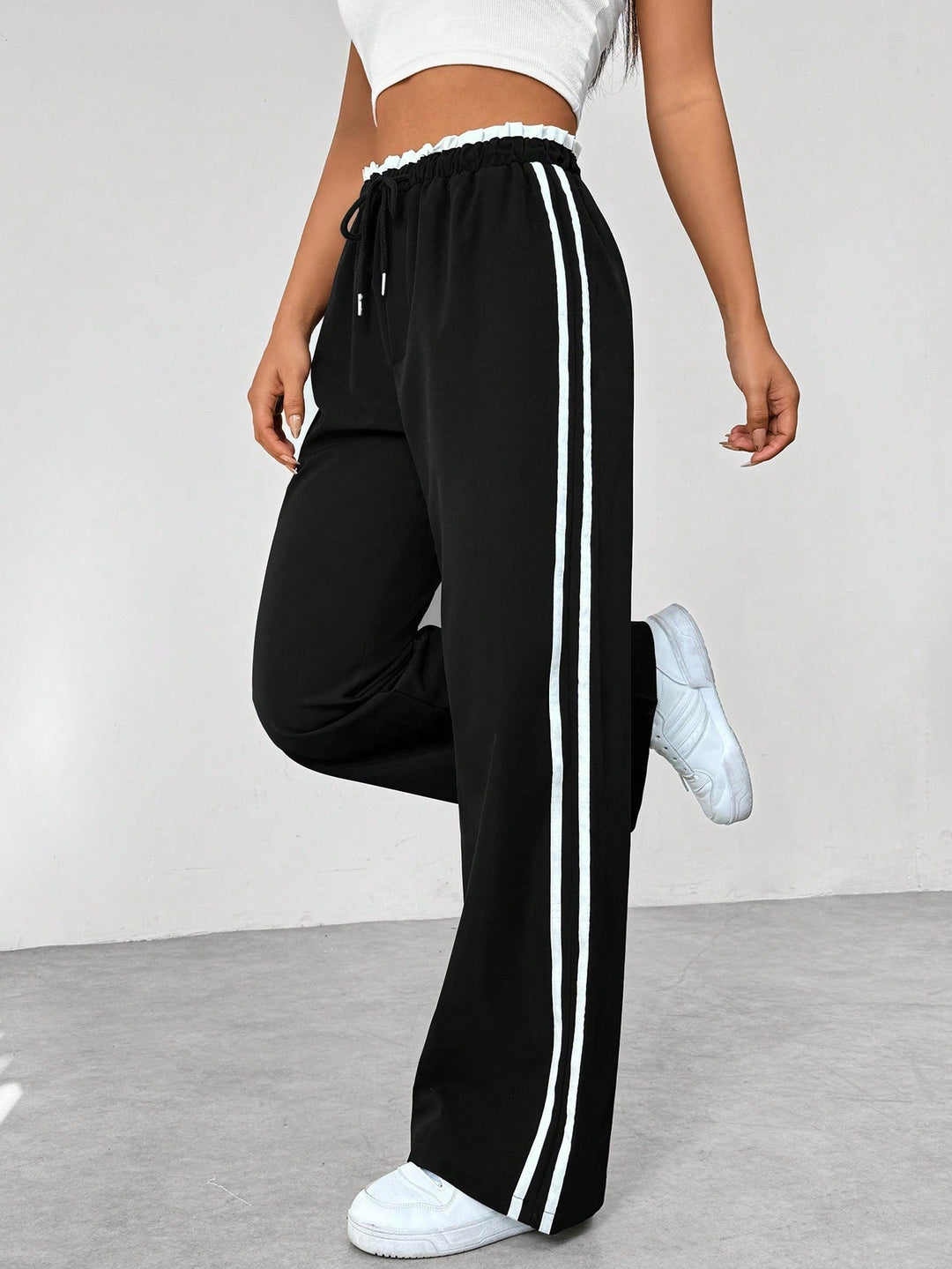 Pantalon fluide décontracté femme, coupe large et confortable. Idéal pour une tenue urbaine ou les loisirs.