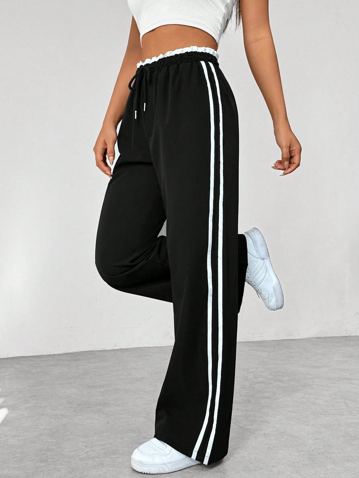 Pantalon fluide décontracté femme, coupe large et confortable. Idéal pour une tenue urbaine ou les loisirs.