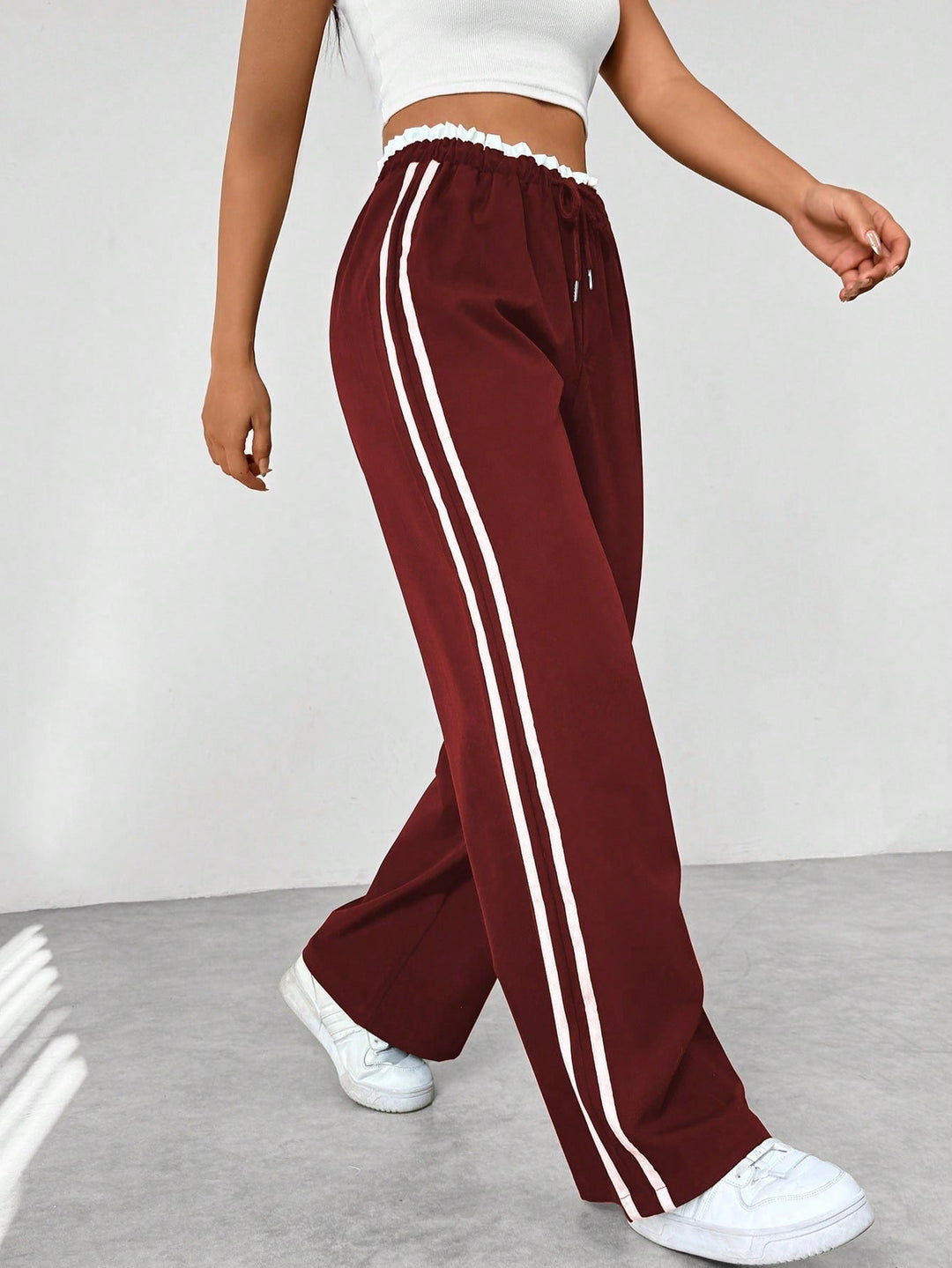 Tenue chic décontractée : pantalon large sportif femme avec taille élastique. Confort optimal et style moderne.