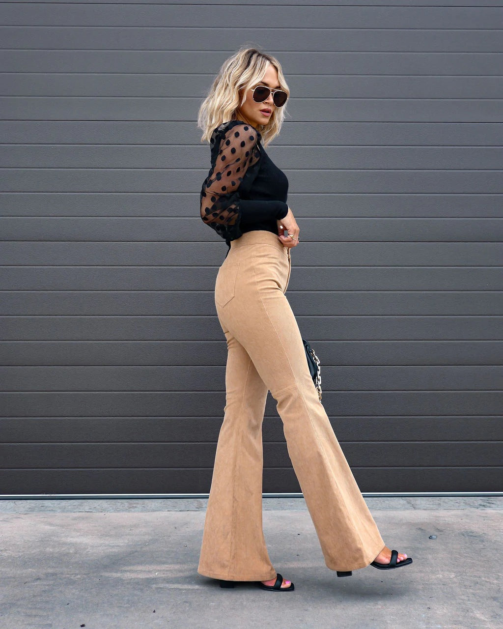 Vue latérale du pantalon large taille haute femme, silhouette élégante et fluide, tendance mode actuelle.