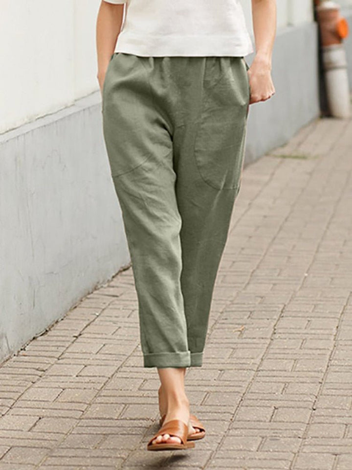 Pantalon large fluide femme, coupe évasée moderne offrant confort et élégance.