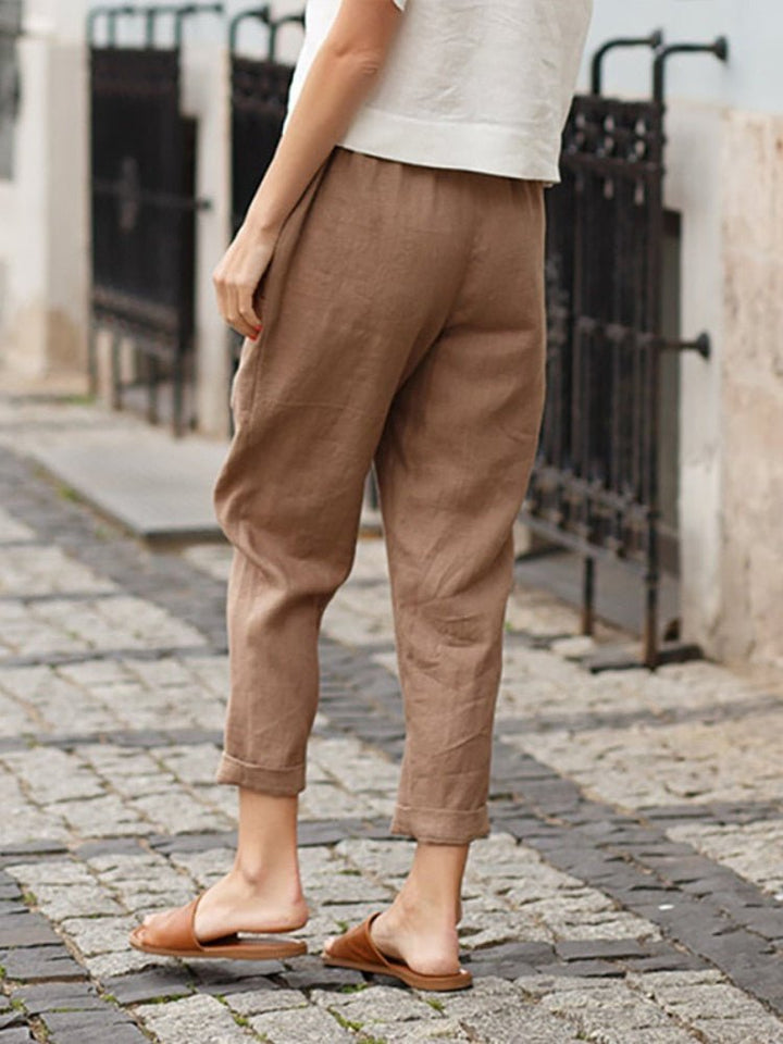 Femme moderne portant un pantalon large évasé pour un confort optimal et un style chic.
