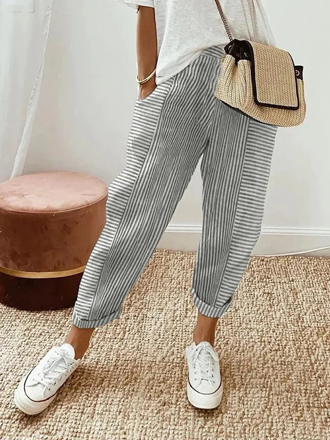 Pantalon décontracté en coton rayé, coupe moderne pour femme. Confort et élégance printanière.