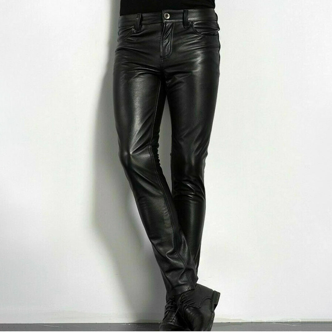 Pantalon slim en cuir, coupe ajustée.  Elégant et moderne, parfait pour toutes occasions.