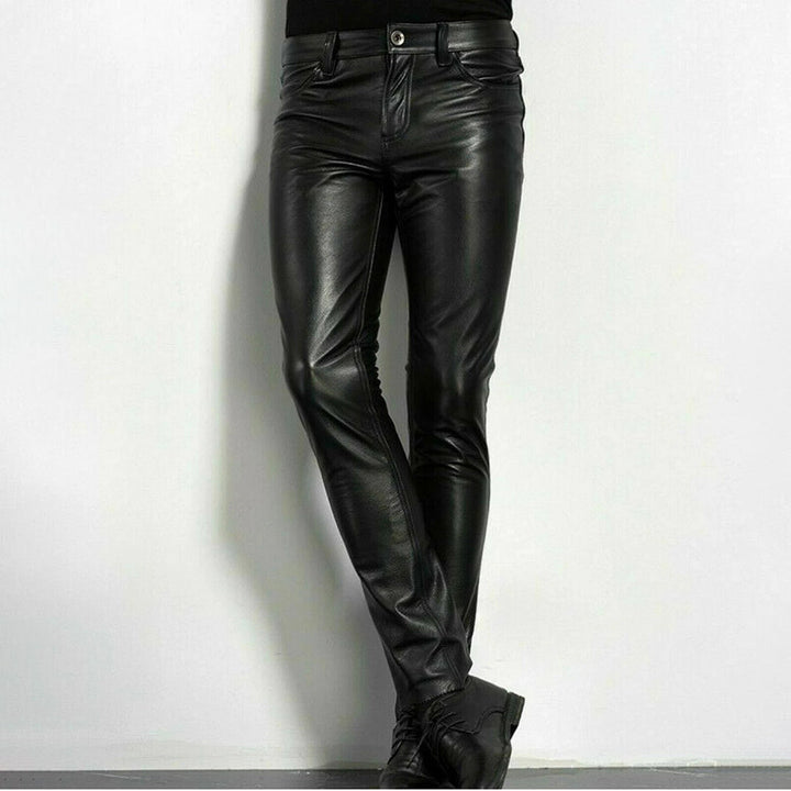 Pantalon slim en cuir, coupe ajustée.  Elégant et moderne, parfait pour toutes occasions.