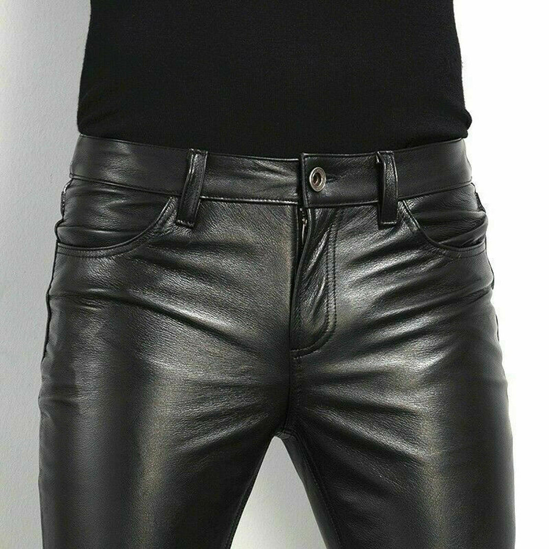 Pantalon slim en cuir, coupe ajustée.  Elégant et moderne, parfait pour toutes occasions.