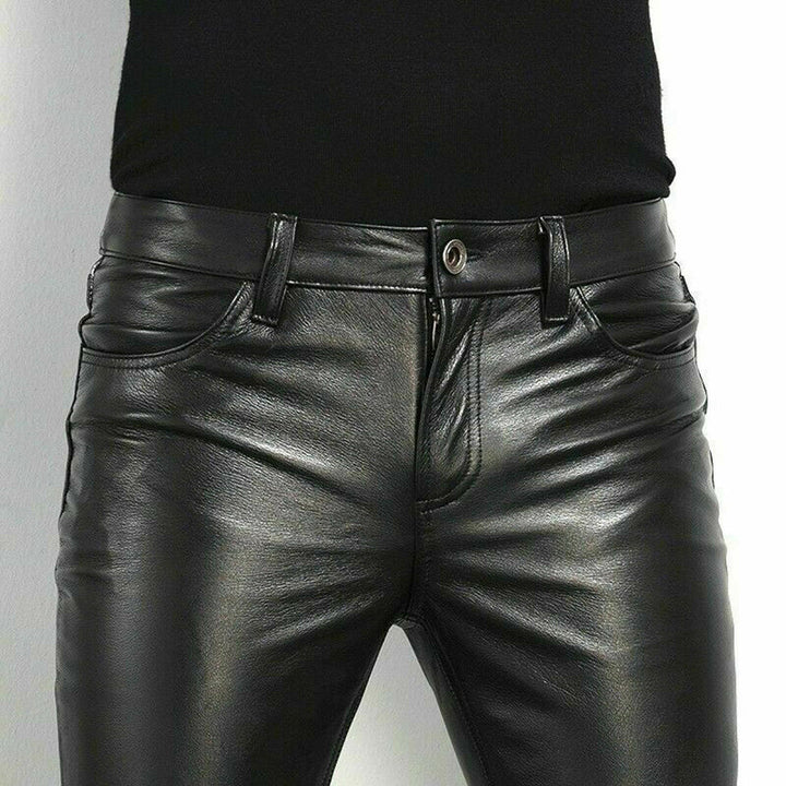 Pantalon slim en cuir, coupe ajustée.  Elégant et moderne, parfait pour toutes occasions.