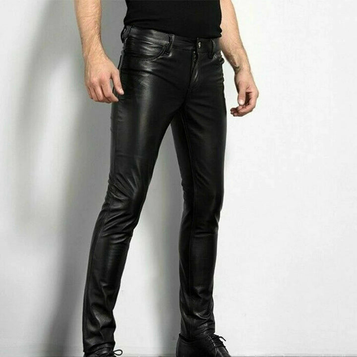 Pantalon slim en cuir, coupe ajustée.  Elégant et moderne, parfait pour toutes occasions.