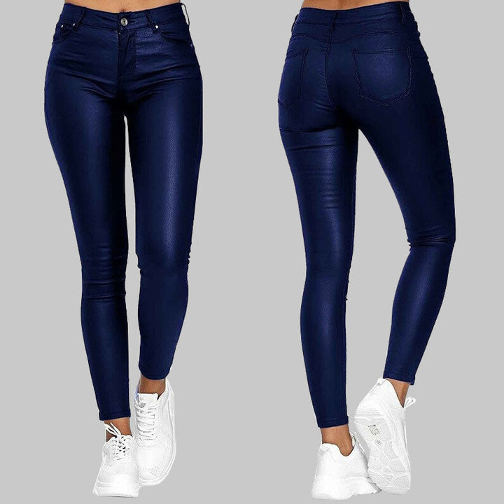 Pantalon slim en cuir femme, taille haute, stretch. Coupe élégante et confortable.