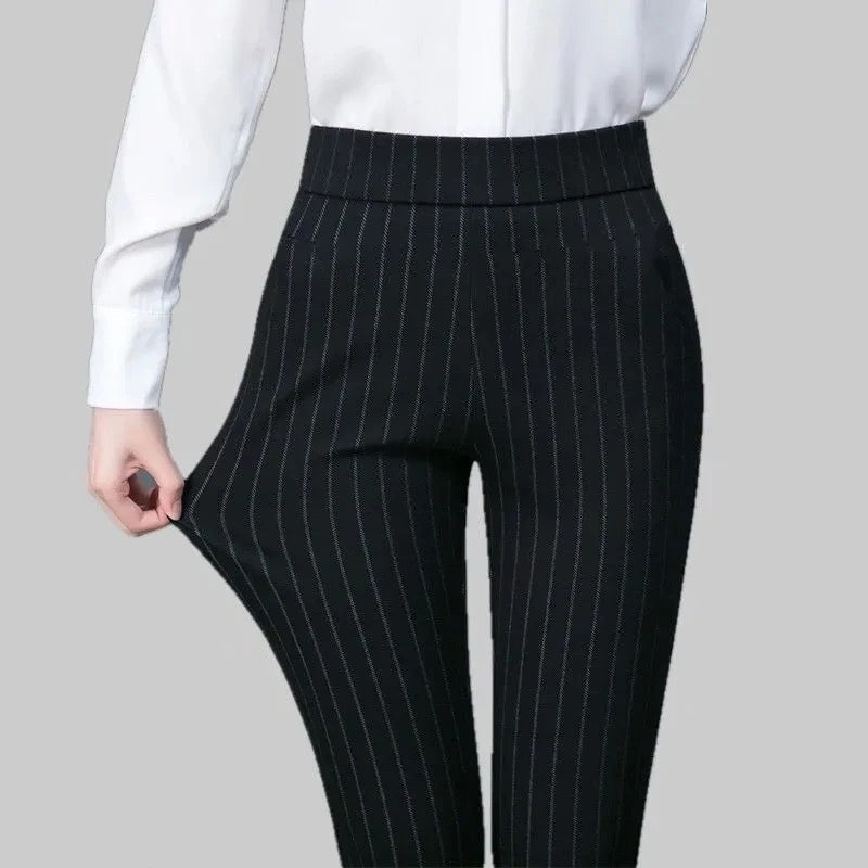 Pantalon stretch femme noir élégant et confortable, idéal mode hiver chic et casual.