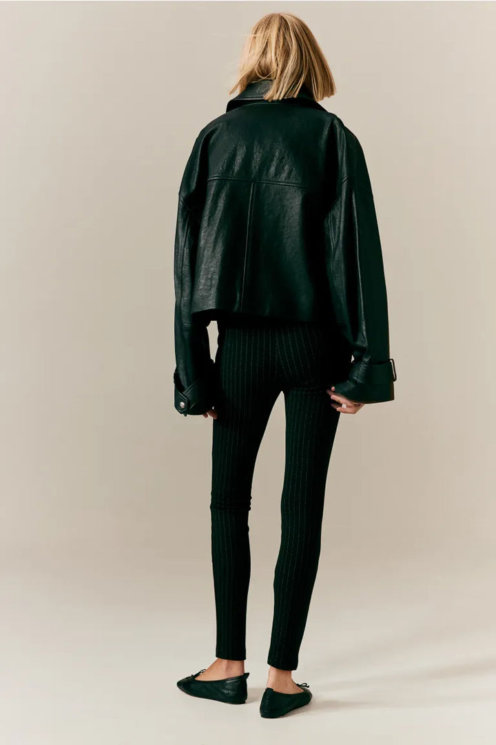 Silhouette élégante avec ce pantalon femme stretch confortable, idéal pour la mode hivernale.