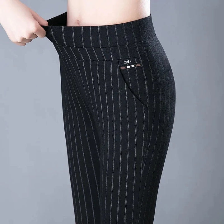 Pantalon femme casual chic, design moderne et tissu stretch pour un confort et style inégalés.