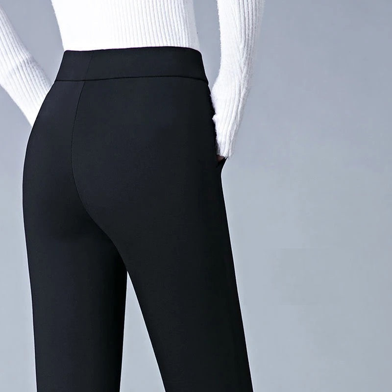 Pantalon stretch femme noir, coupe ajustée et confortable, essentiel pour une garde-robe chic.