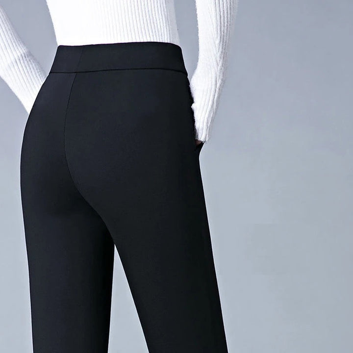 Pantalon stretch femme noir, coupe ajustée et confortable, essentiel pour une garde-robe chic.