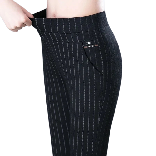 Modèle portant un pantalon stretch femme élégant, combinant confort et style pour l'hiver.