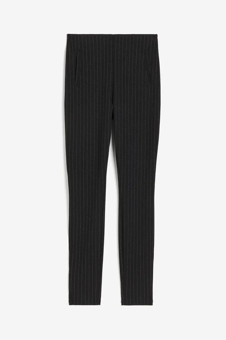 Détail du tissu stretch du pantalon femme, assurant confort et maintien pour un style chic.