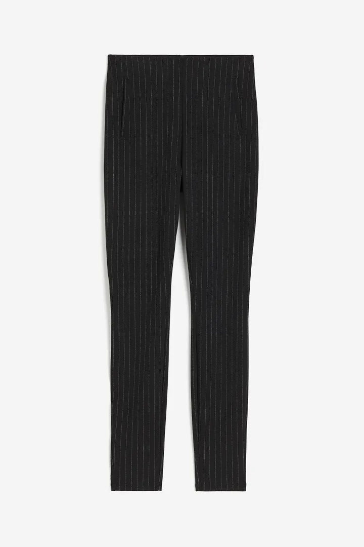 Détail du tissu stretch du pantalon femme, assurant confort et maintien pour un style chic.