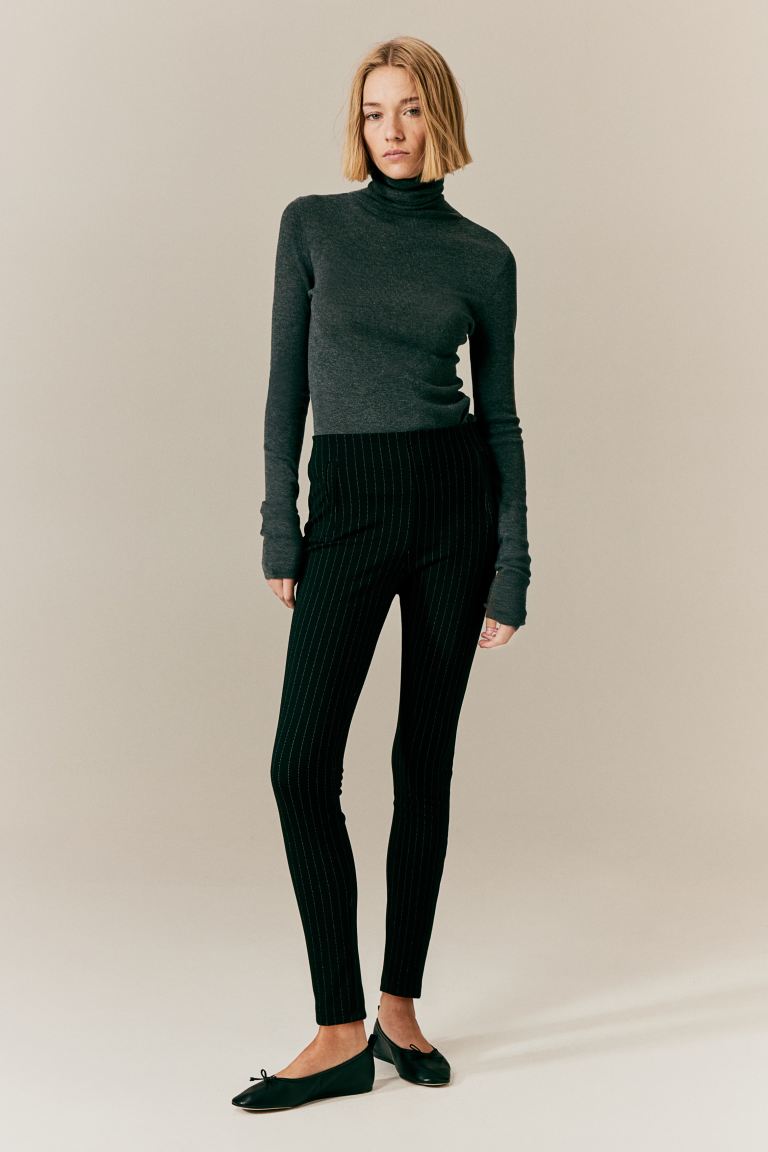 Pantalon femme noir stretch, polyvalent pour un look élégant ou décontracté, mode hiver essentielle.