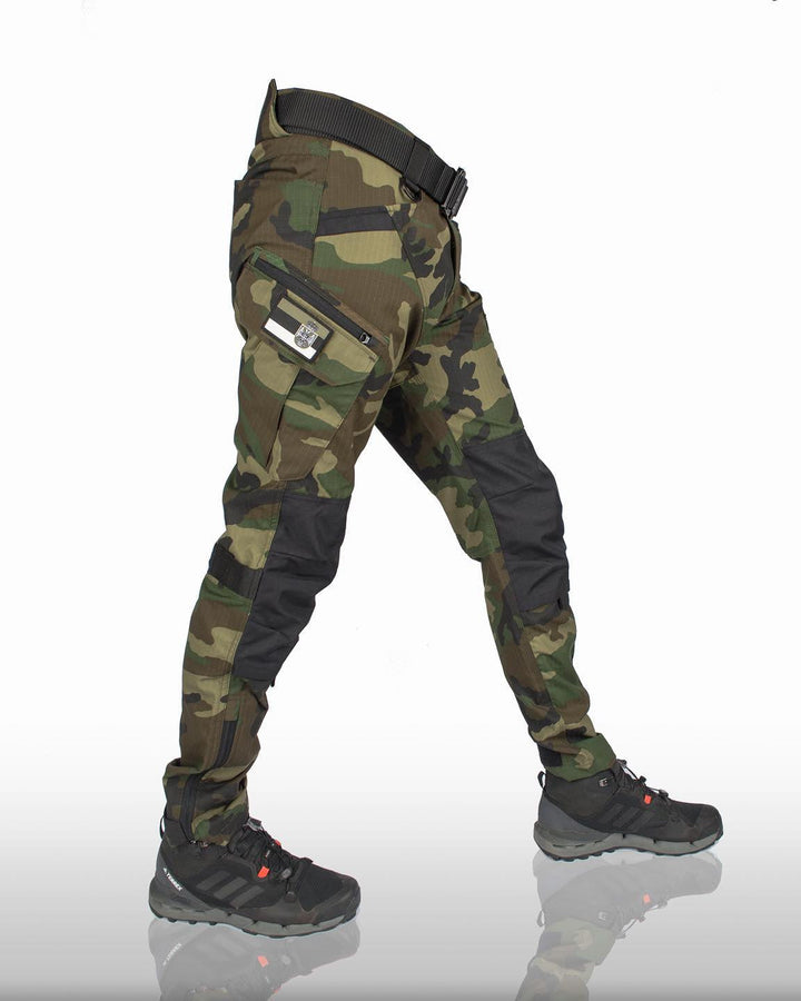 "Pantalon tactique homme avec poches multiples, durable et ergonomique, pour activités extérieures, arrière-plan neutre."