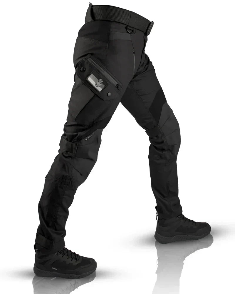 "Pantalon tactique homme avec poches multiples, durable et ergonomique, pour activités extérieures, arrière-plan neutre."
