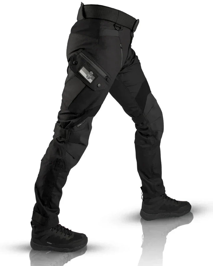 "Pantalon tactique homme avec poches multiples, durable et ergonomique, pour activités extérieures, arrière-plan neutre."