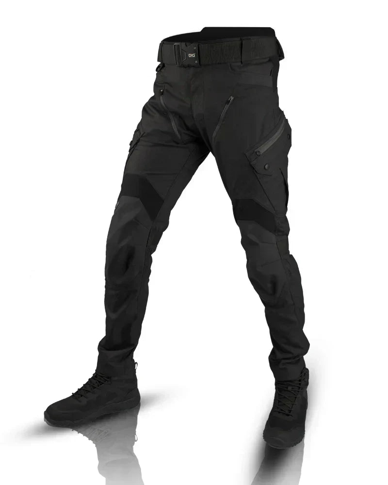 "Pantalon tactique homme avec poches multiples, durable et ergonomique, pour activités extérieures, arrière-plan neutre."