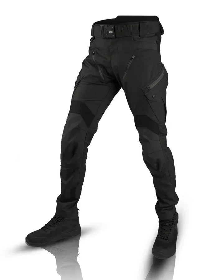 "Pantalon tactique homme avec poches multiples, durable et ergonomique, pour activités extérieures, arrière-plan neutre."