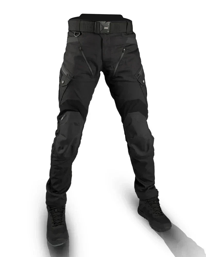 "Pantalon tactique homme avec poches multiples, durable et ergonomique, pour activités extérieures, arrière-plan neutre."