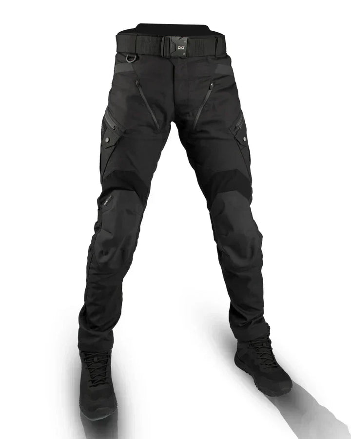 "Pantalon tactique homme avec poches multiples, durable et ergonomique, pour activités extérieures, arrière-plan neutre."