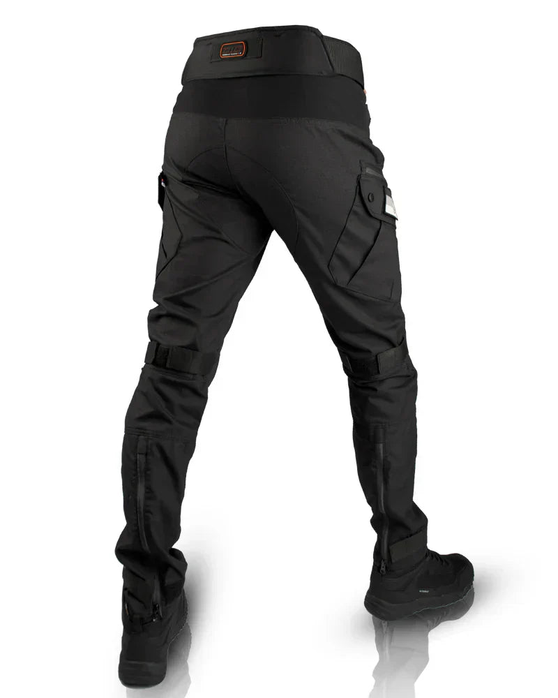 "Pantalon tactique homme avec poches multiples, durable et ergonomique, pour activités extérieures, arrière-plan neutre."