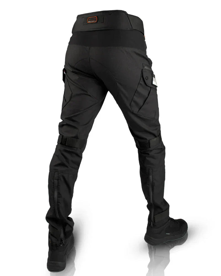 "Pantalon tactique homme avec poches multiples, durable et ergonomique, pour activités extérieures, arrière-plan neutre."