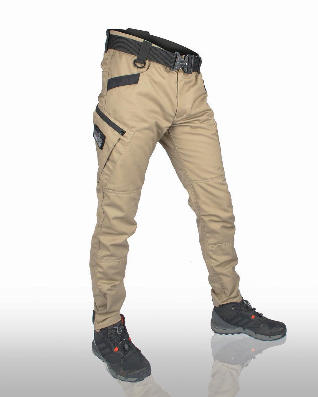 "Pantalon tactique homme avec poches multiples, durable et ergonomique, pour activités extérieures, arrière-plan neutre."