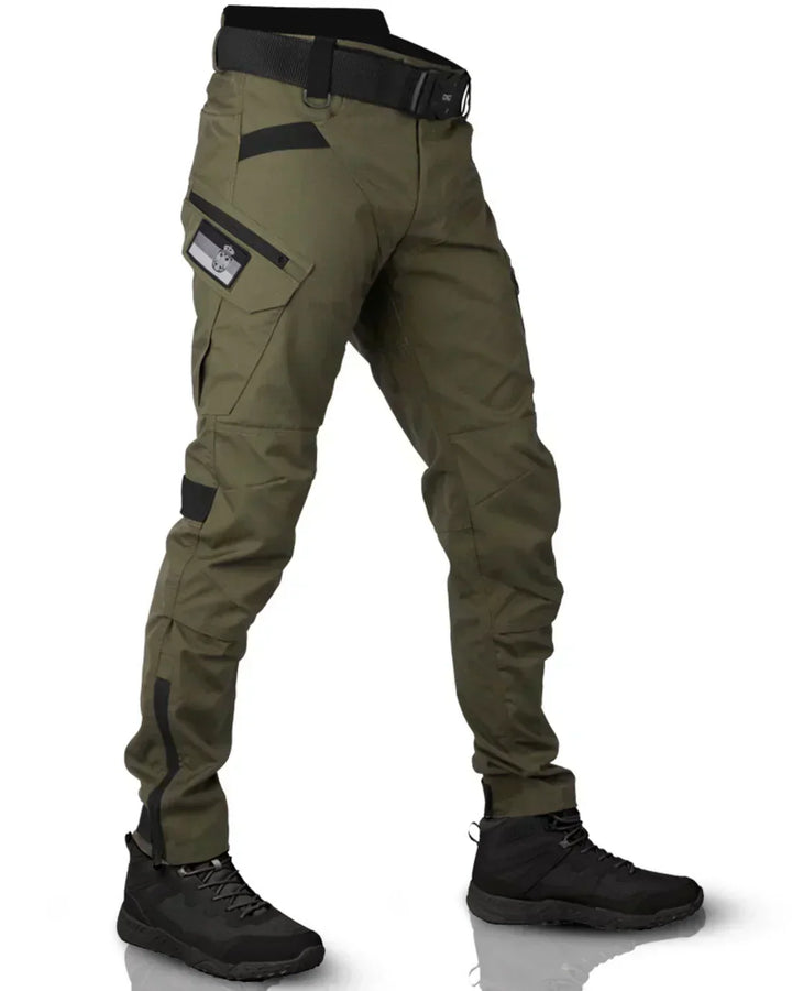 "Pantalon tactique homme avec poches multiples, durable et ergonomique, pour activités extérieures, arrière-plan neutre."