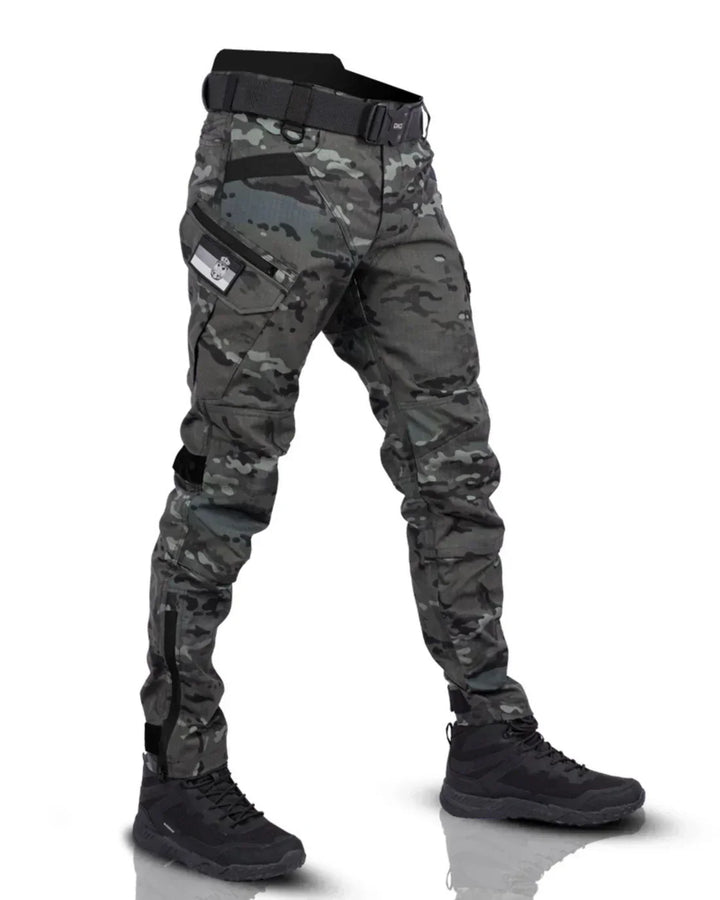 "Pantalon tactique homme avec poches multiples, durable et ergonomique, pour activités extérieures, arrière-plan neutre."