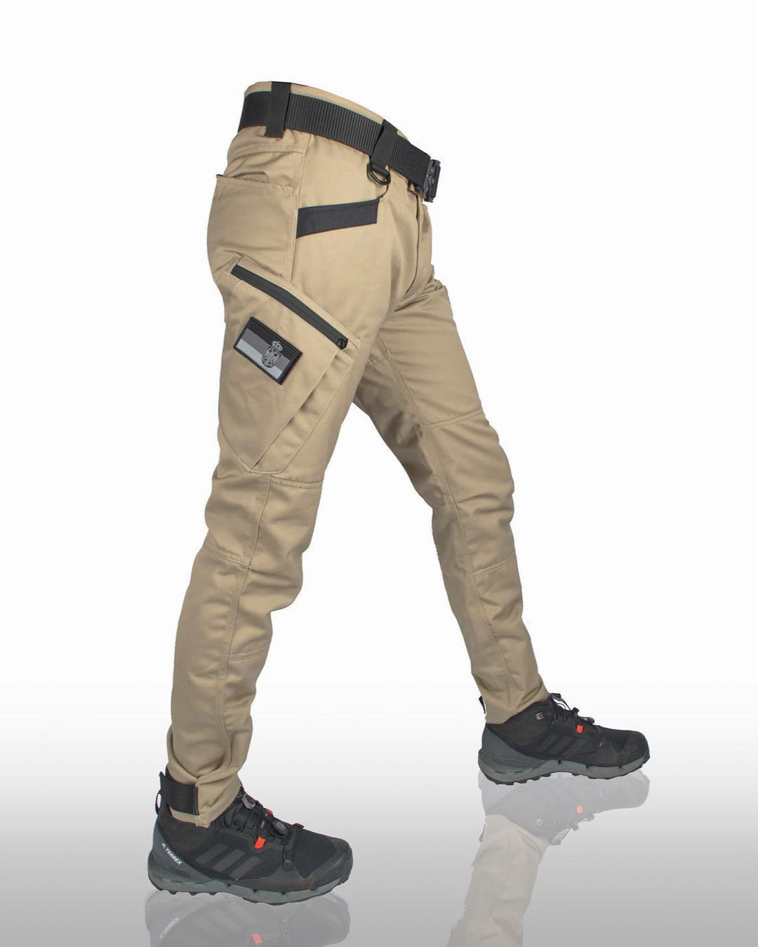 "Pantalon tactique homme avec poches multiples, durable et ergonomique, pour activités extérieures, arrière-plan neutre."