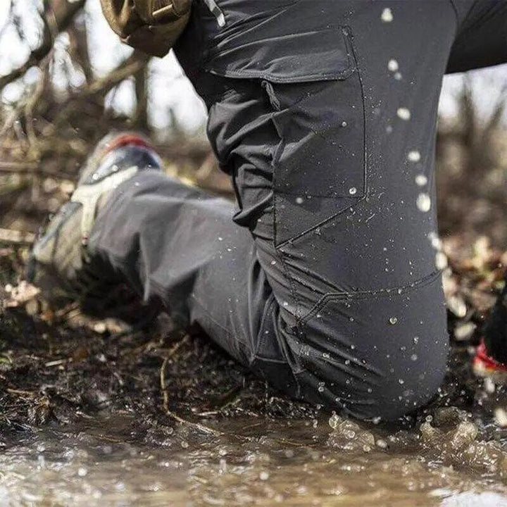 Robuste pantalon tactique homme, imperméable, parfait pour activités extérieures exigeantes et randonnée.