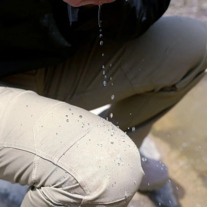 Tissu stretch et imperméable du pantalon tactique cargo homme, robustesse et confort garantis.