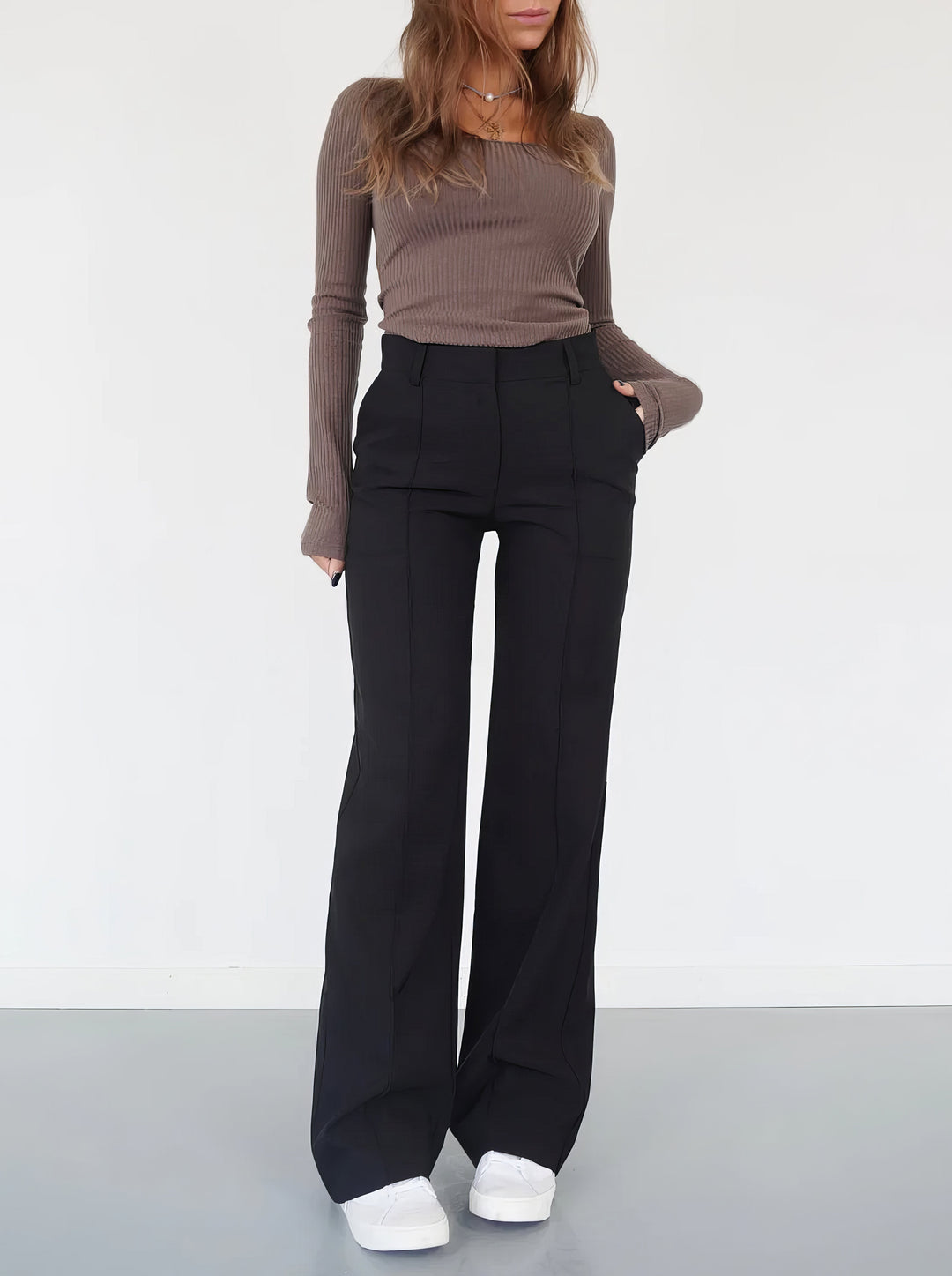 Pantalon taille haute droit femme, élégant et confortable. Idéal pour un look chic au bureau ou décontracté.