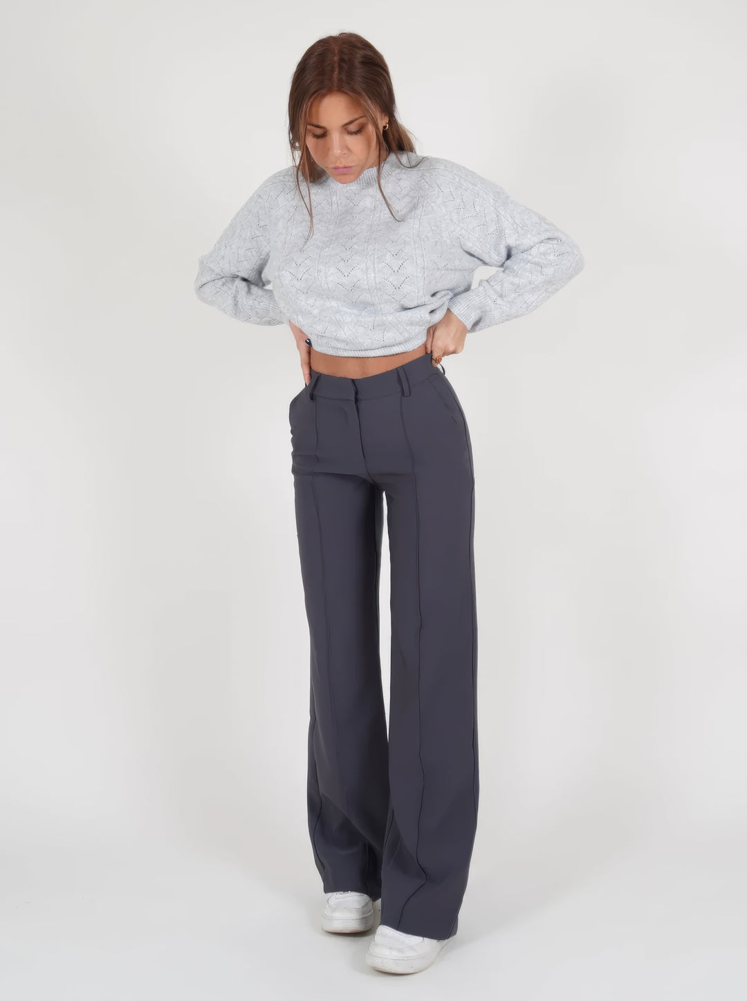Pantalon femme taille haute, coupe droite et ajustée. Idéal pour un look élégant et confortable au quotidien.