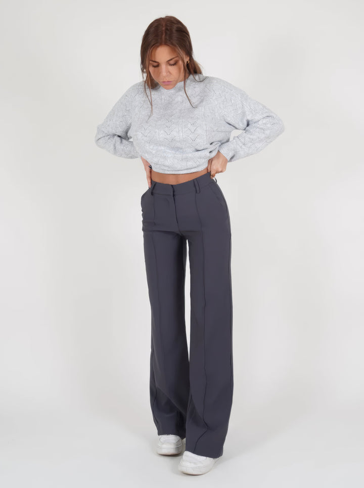 Pantalon femme taille haute, coupe droite et ajustée. Idéal pour un look élégant et confortable au quotidien.
