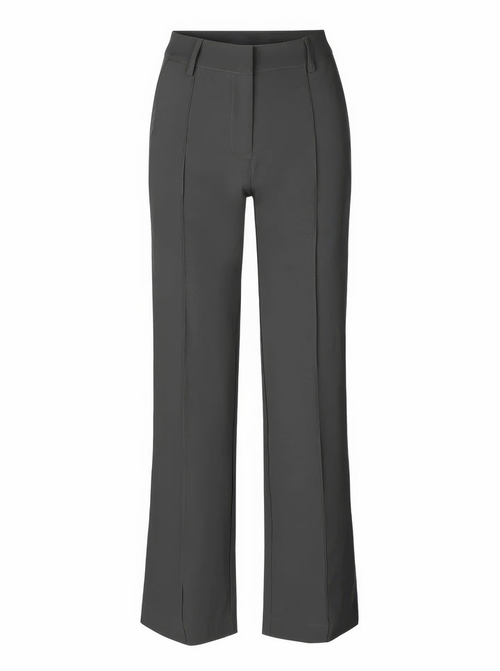 Tenue avec pantalon femme taille haute, jambe droite. Style chic et confortable, idéal pour le bureau ou l'été.
